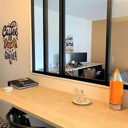 Le Paul Vaillant Couturier Apartment *